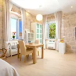Victoria Luxury - Downtown Pensión 4*