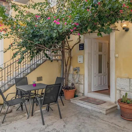 Гостьовий будинок Victoria Luxury - Downtown 4*