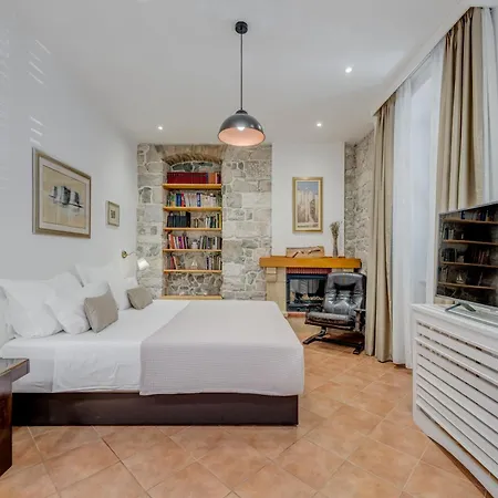 Guest house Victoria Luxury - Downtown 4*