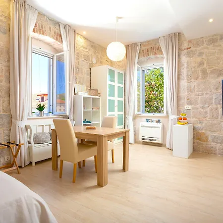 Victoria Luxury - Downtown Πανσιόν 4*