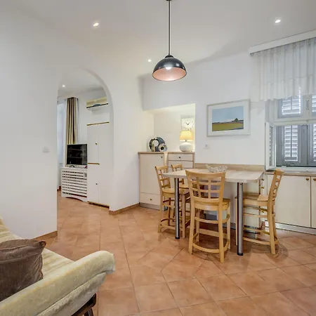 Victoria Luxury - Downtown Πανσιόν 4*