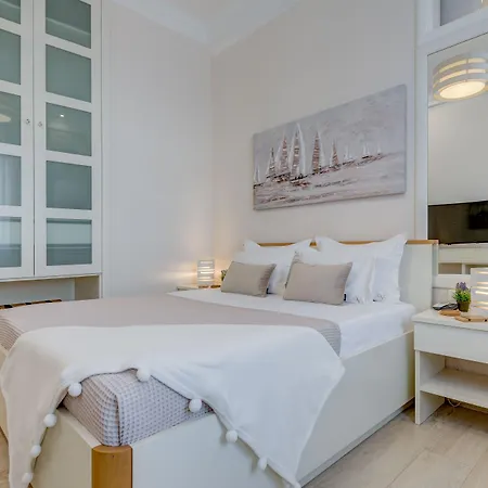 Гостьовий будинок Victoria Luxury - Downtown 4*