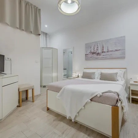 Casa de hóspedes Victoria Luxury - Downtown 4*